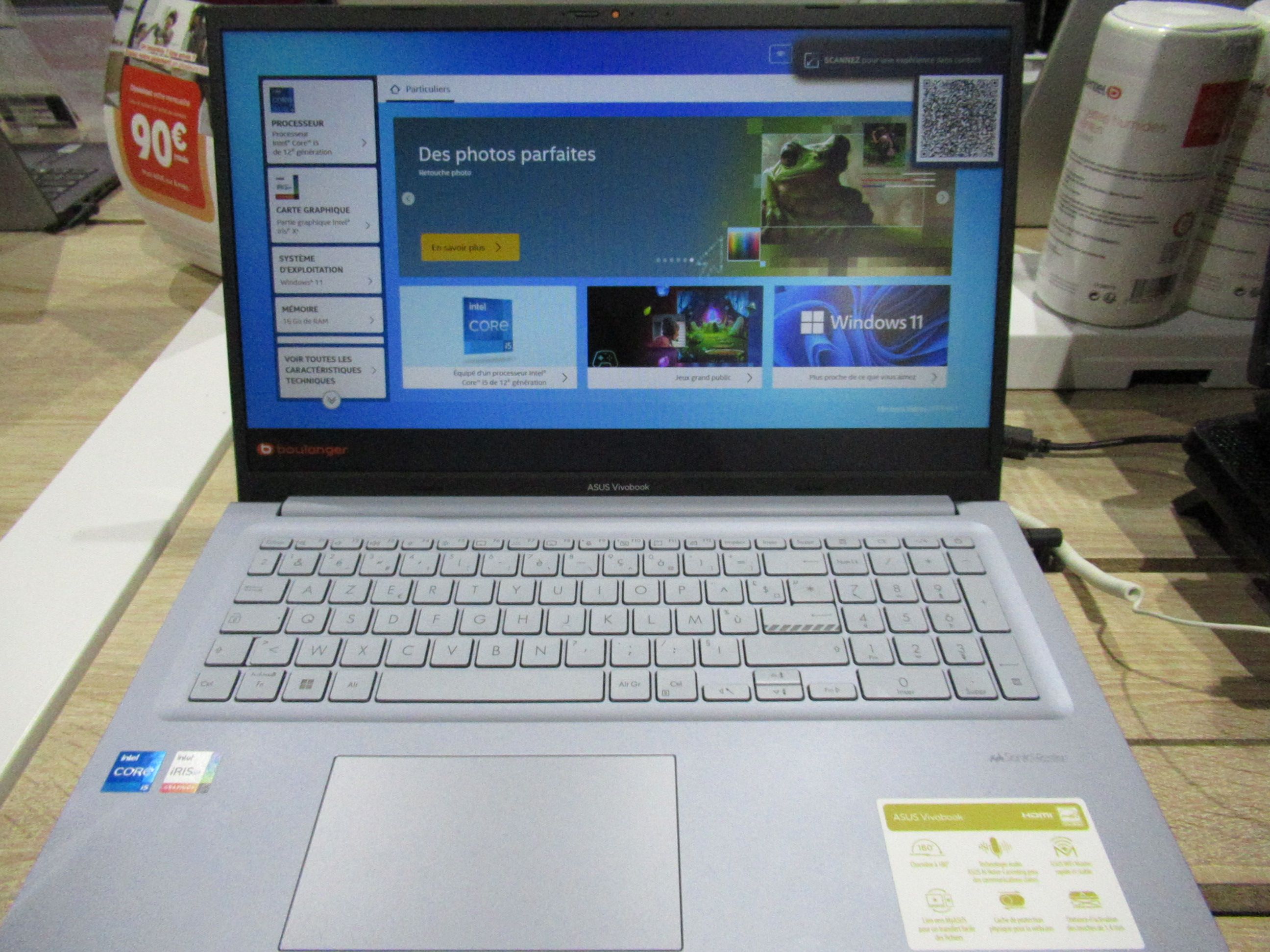 Gros plan d'un ordinateur portable Asus allumé dans un magasin