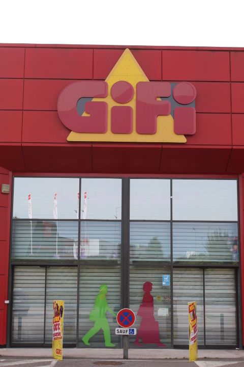 Magasin de décorations accessoires GIFI