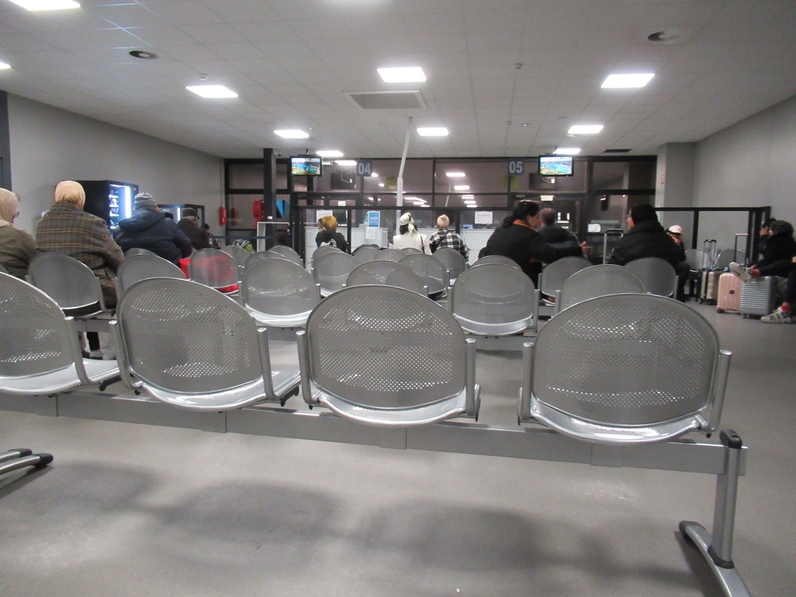 Sièges en acier sur poutre dans un aéroport