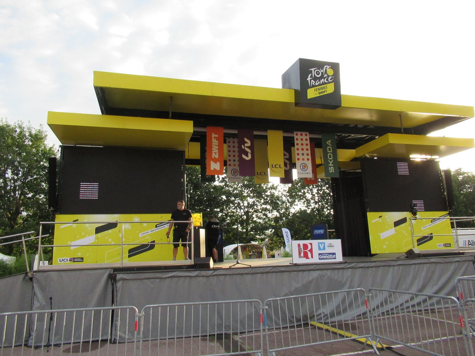 Podium des cyclistes au tour France féminin avec Zwift - Podio de ciclistas en el Tour de Francia femenino con Zwift