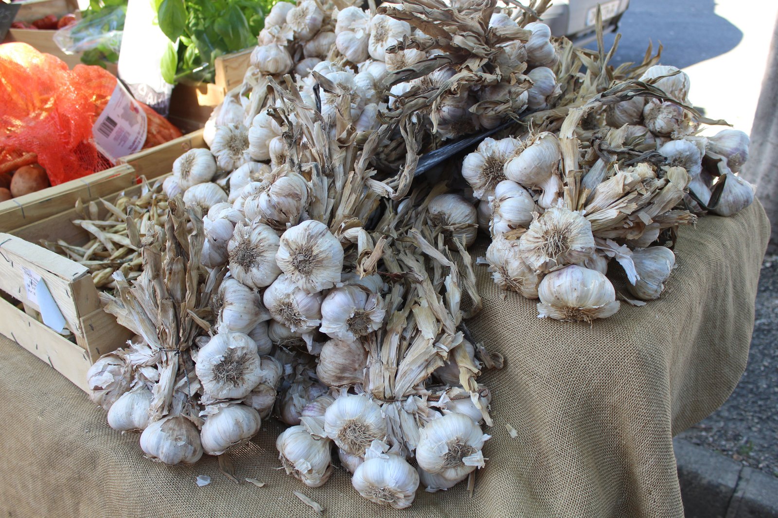 Des ails sur une table du marché, photo gratuite