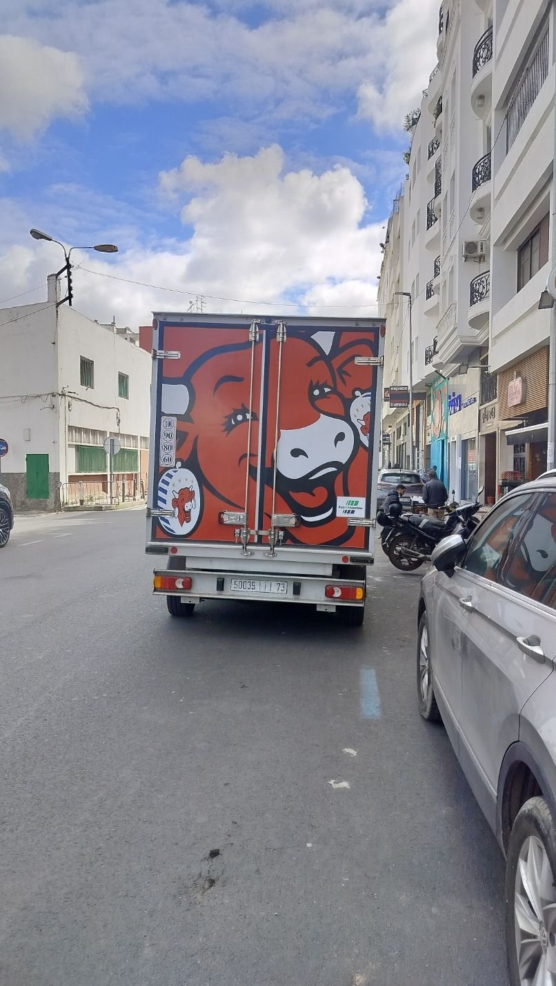 Camion de livraison portant le célèbre logo de la marque de fromage fondu La Vache qui rit, photo gratuite