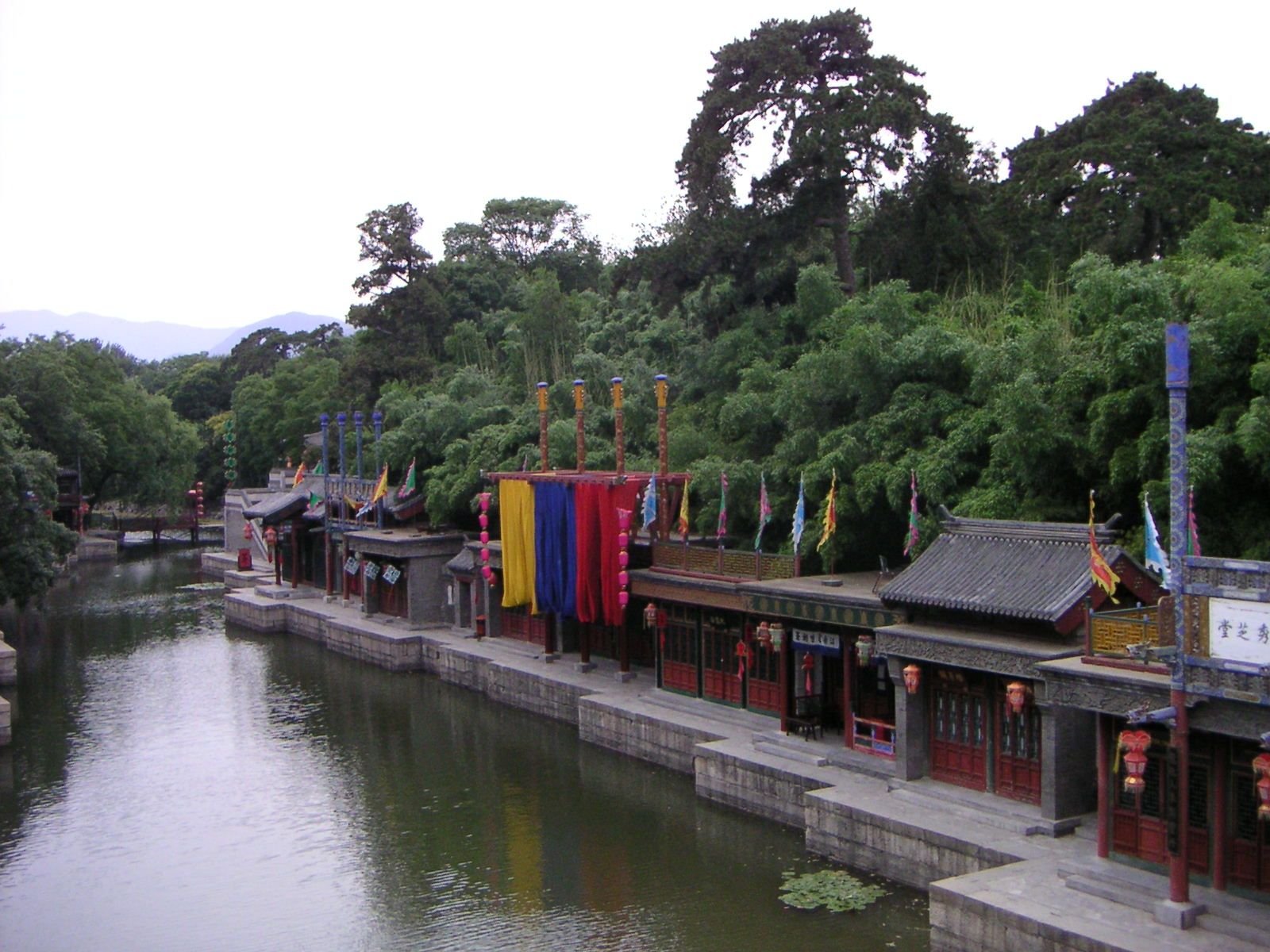 Palais D'été, maisons au bord du lac entourées d'arbre en Chine, Asie photo gratuite