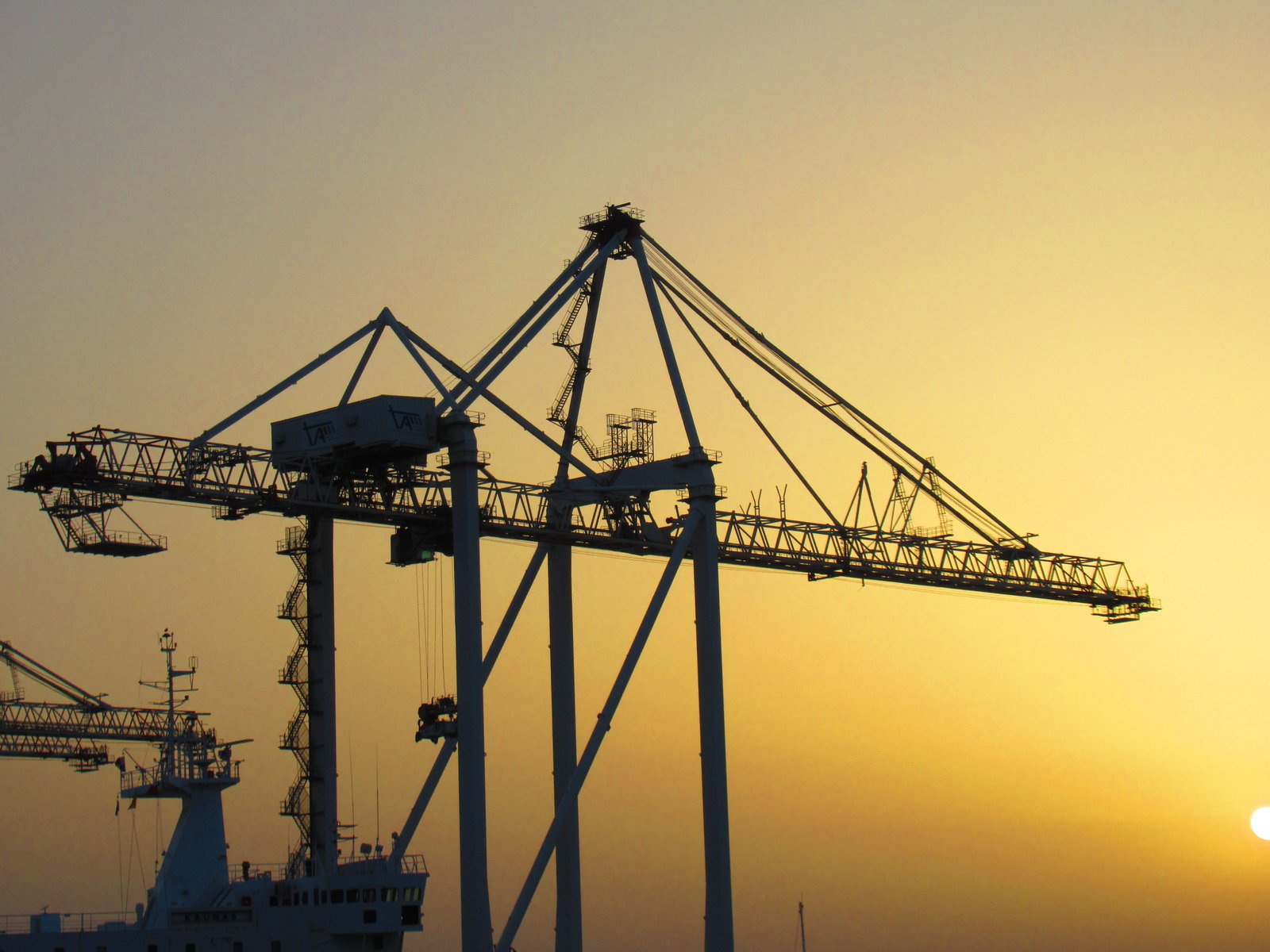 Couché du soleil sur un port industriel