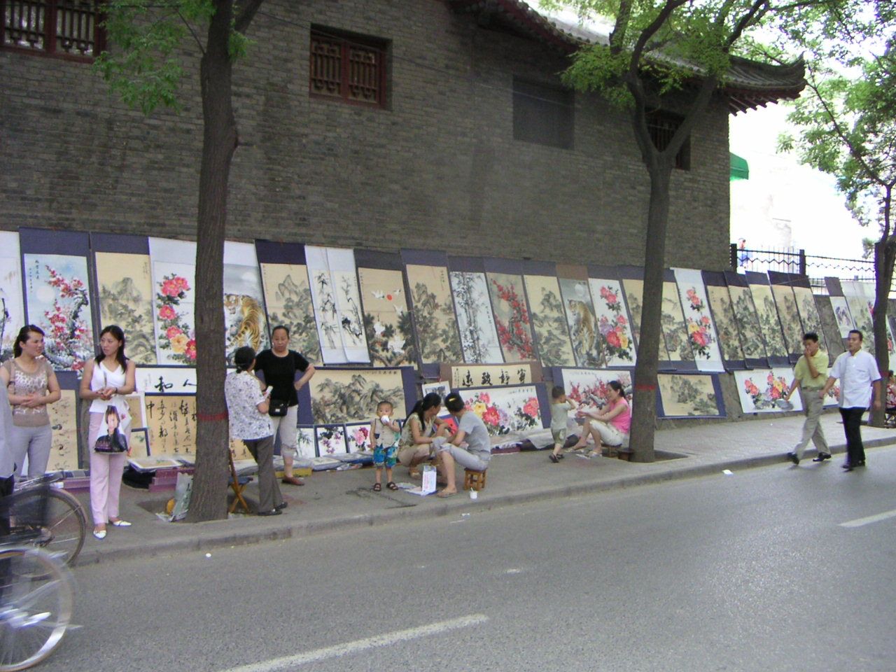 Tableaux de peinture en exposition sur un trottoir en Chine