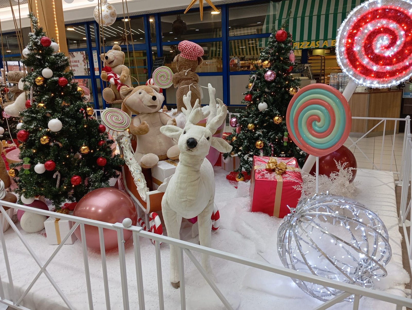 Une décoration de Noël festive, photo gratuite