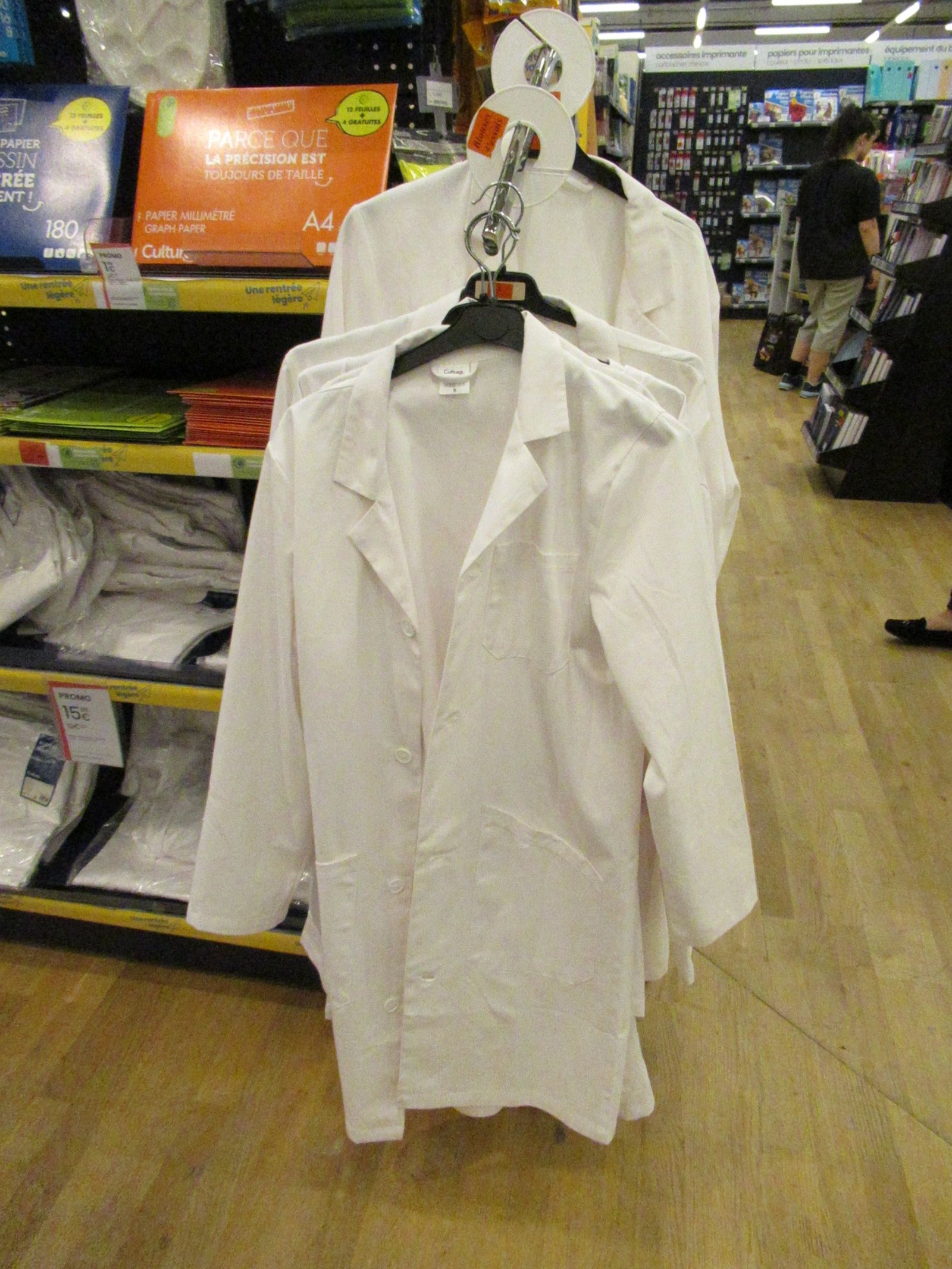 Blouses blanches de laboratoire dans un magasin
