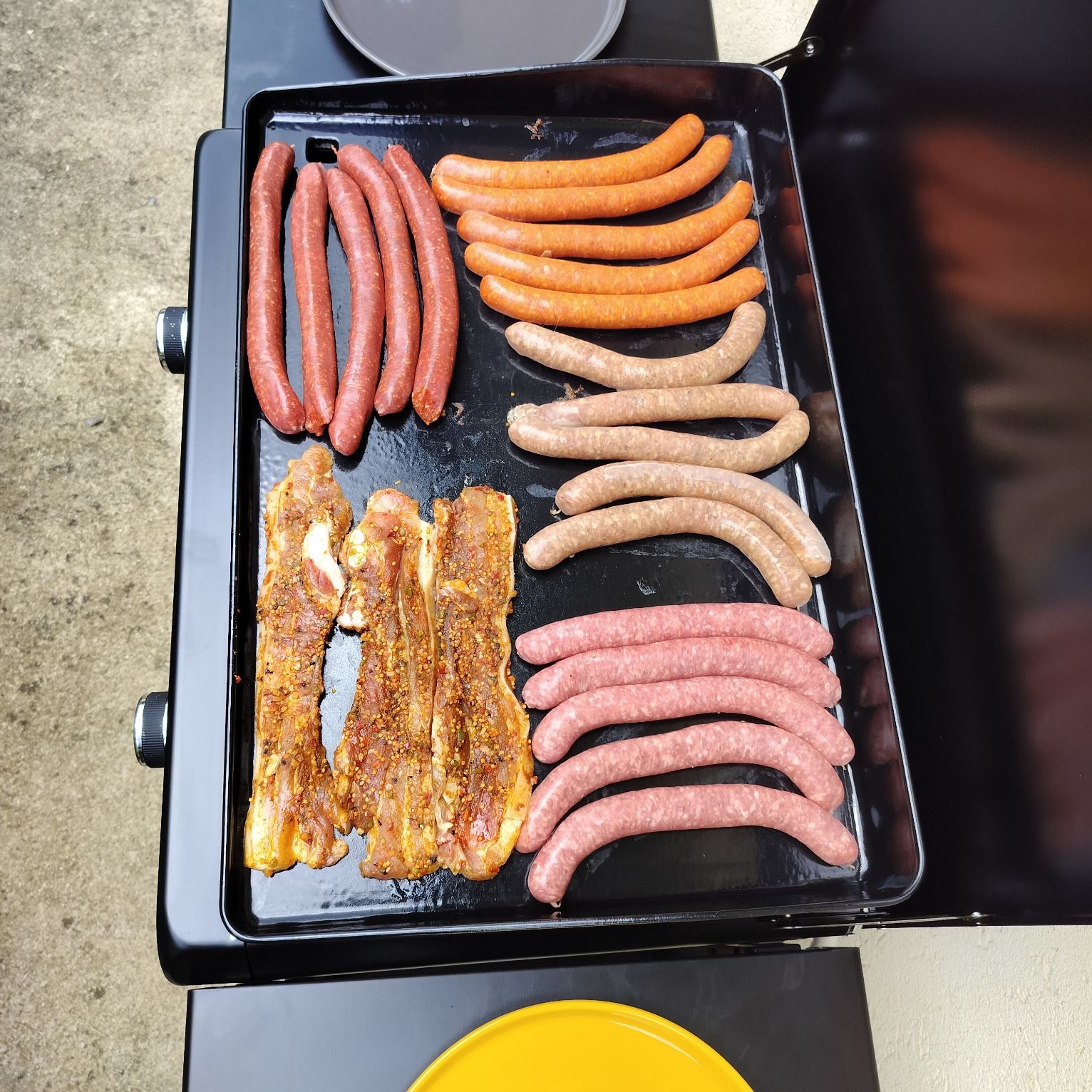 Saucisses et lard à la plancha
