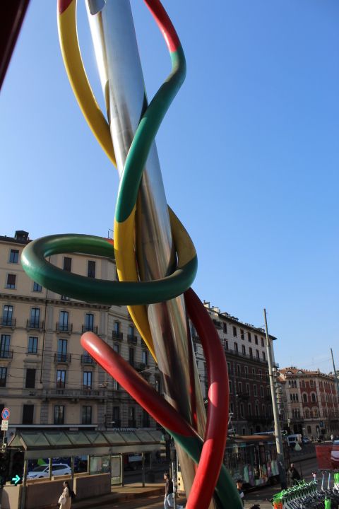 La sculpture publique intitulée "Ago, Filo e Nodo" (Aiguille, Fil et Nœud), photo gratuite