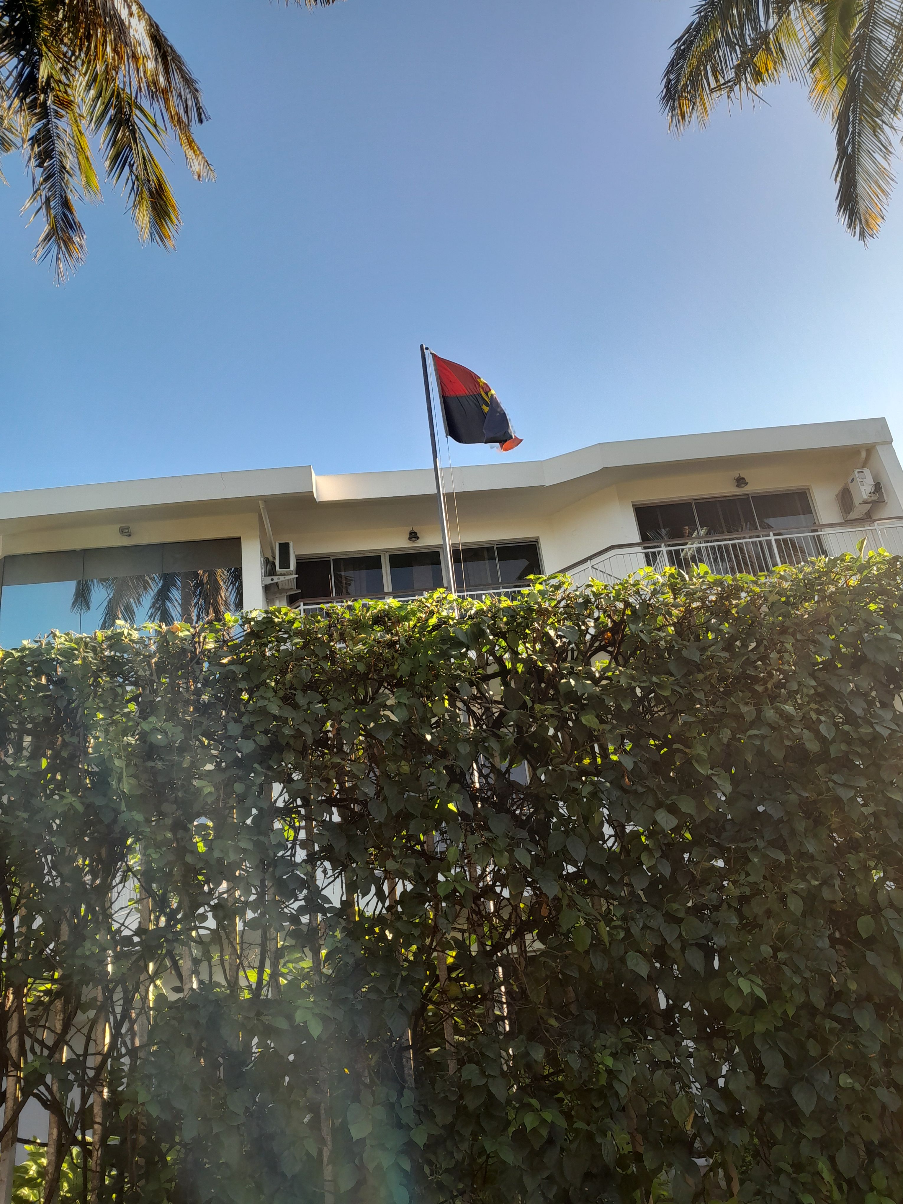 Drapeau  de l'Angola flottant devant une ambassade à Maputo au Mozambique photo gratuite
