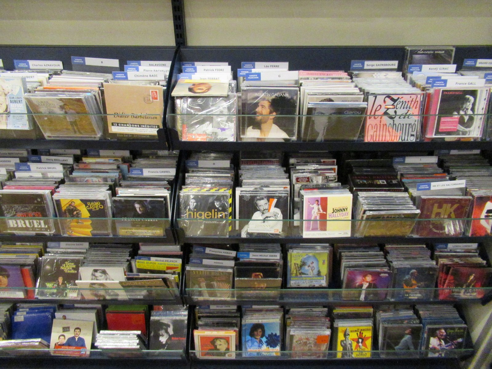 Gamme de CD audio dans un magasin