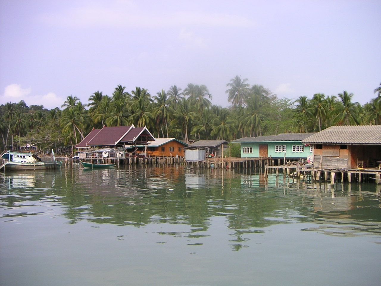 Un village de pêcheurs traditionnel, situé sur l'île de Koh Mook, en Thaïlande, maisons sur pilotis le long des canaux et en bord de mer, au milieu d'une végétation de palmiers, photo gratuite