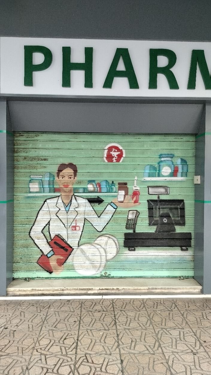 Devanture d'une pharmacie, photo gratuite