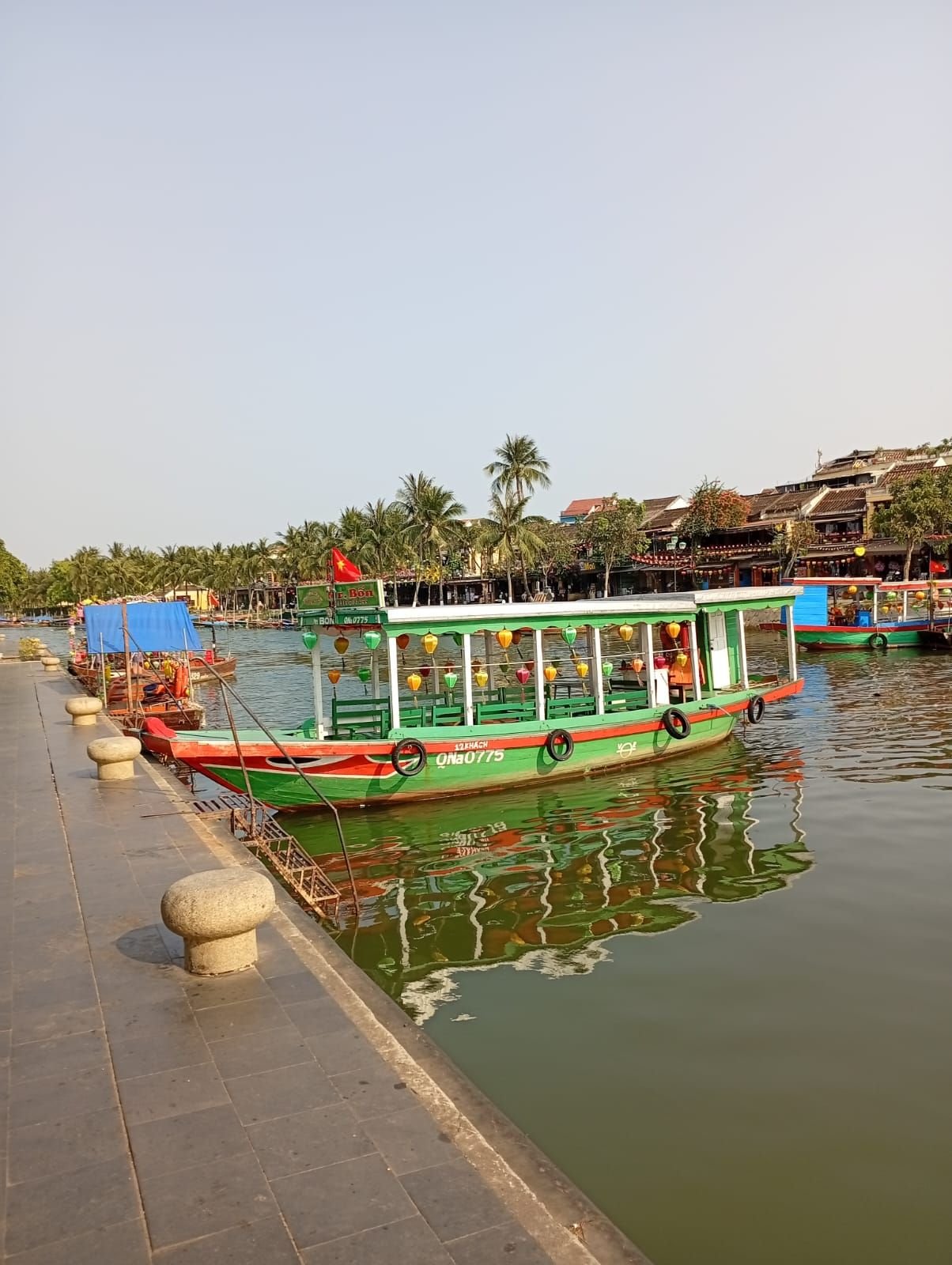 Bateaux touristiques amarrés sur la rivière Thu Bồn à Hội An, au Vietnam, photo gratuite