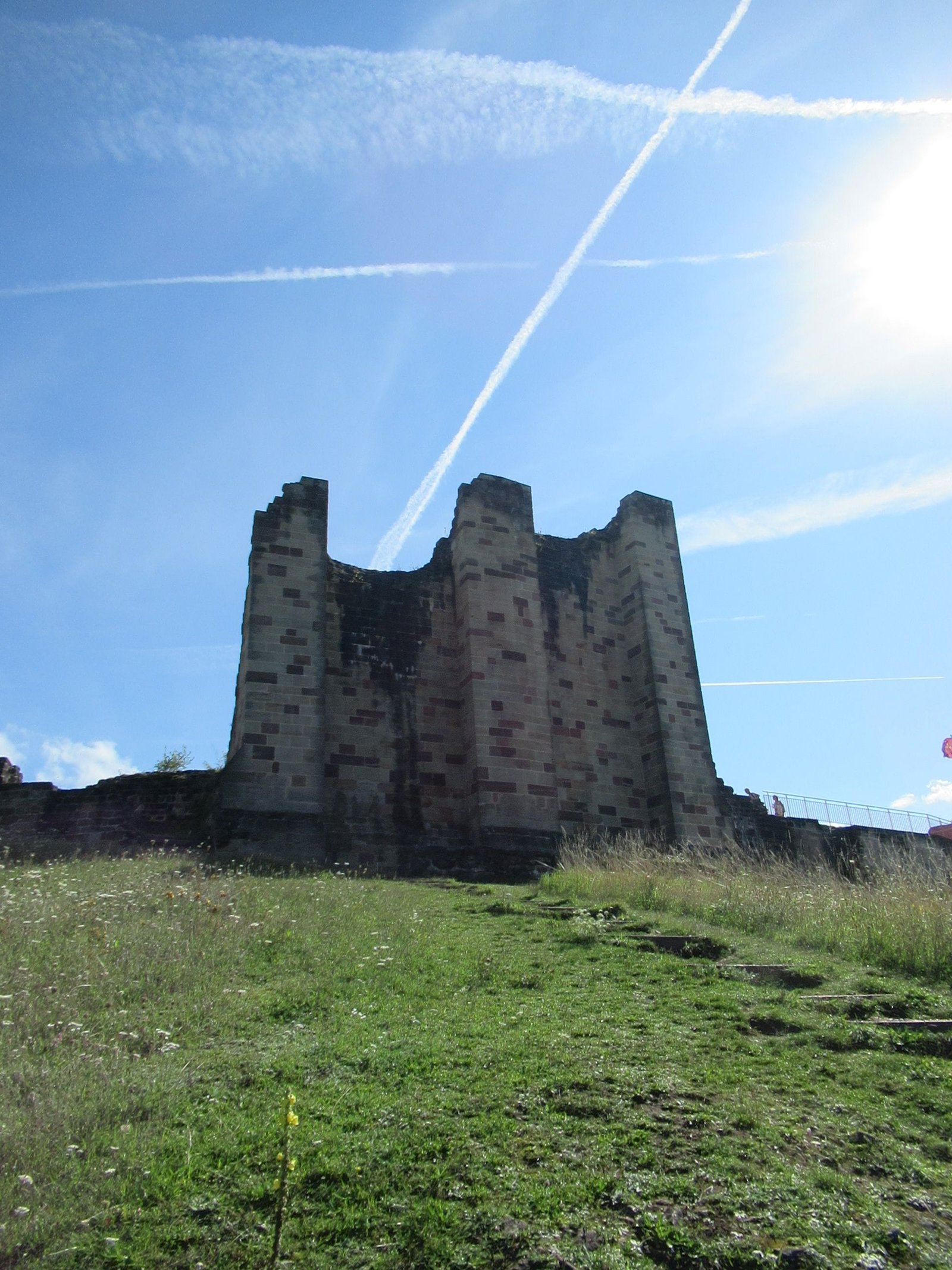 Vestige médiéval du château d'Épinal sous un ciel clair photo gratuite