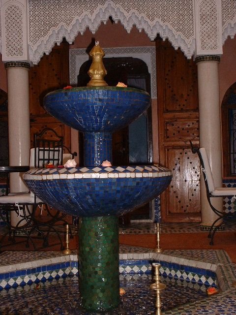 Fontaine traditionnelle dans un décor mauresque photo gratuite