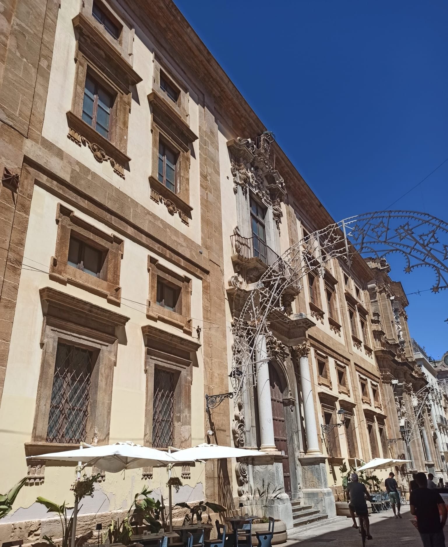 Des bâtiments au long de la rue baroque à Sicile photo gratuite