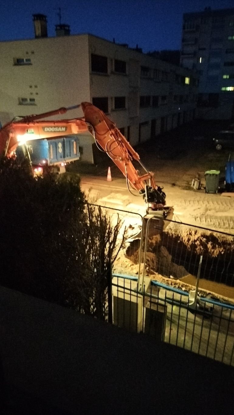 Un chantier de travaux publics en cours d'exécution de nuit, photo gratuite