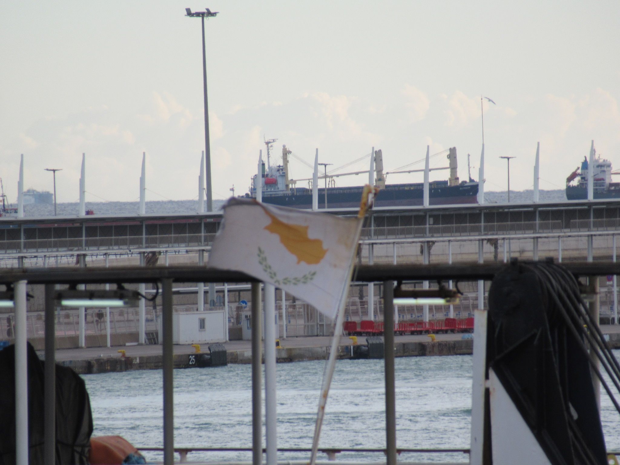 Drapeau de la Chypre sur un bateau photo gratuite