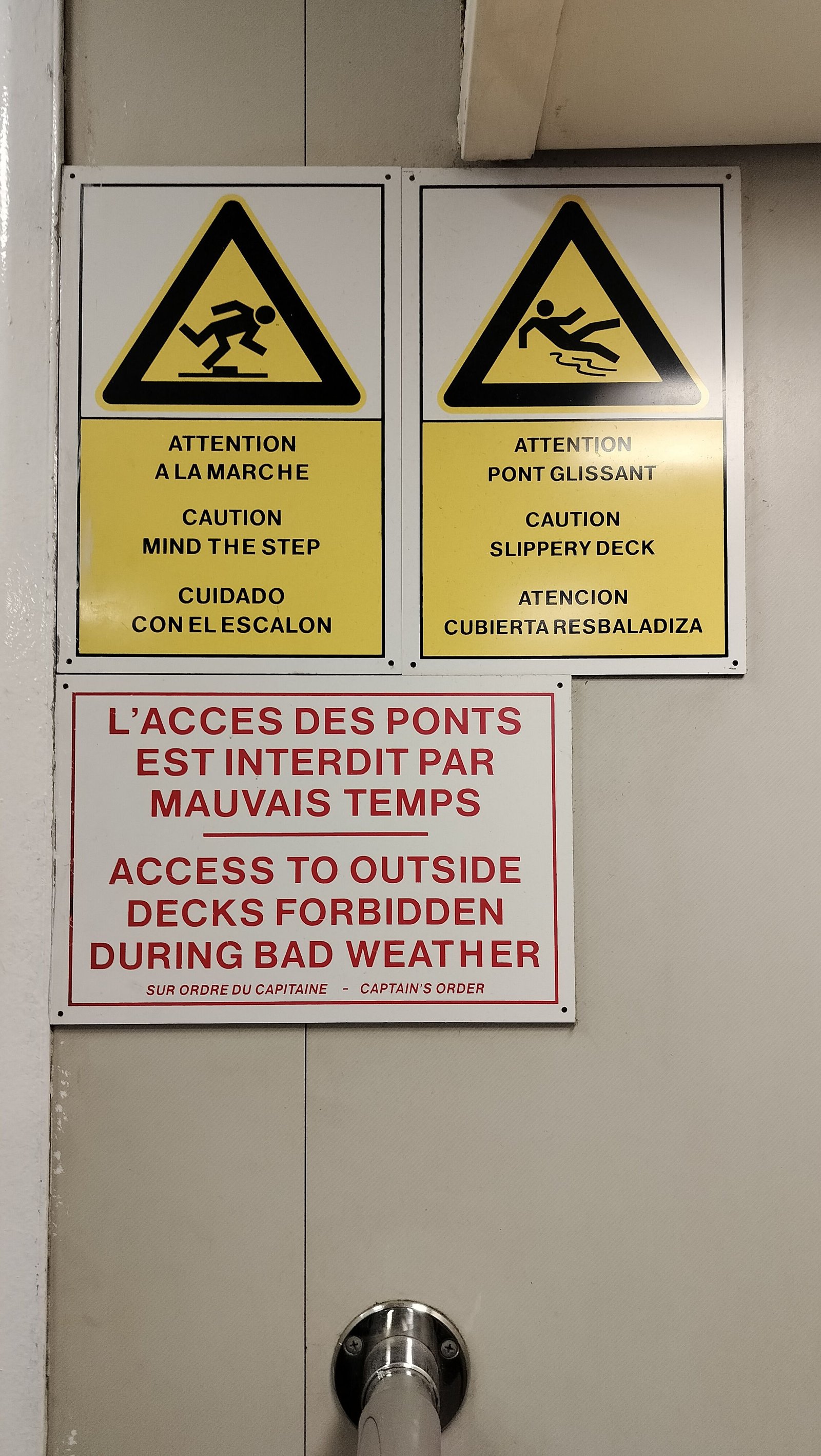 Des panneaux d'avertissement, photo gratuite