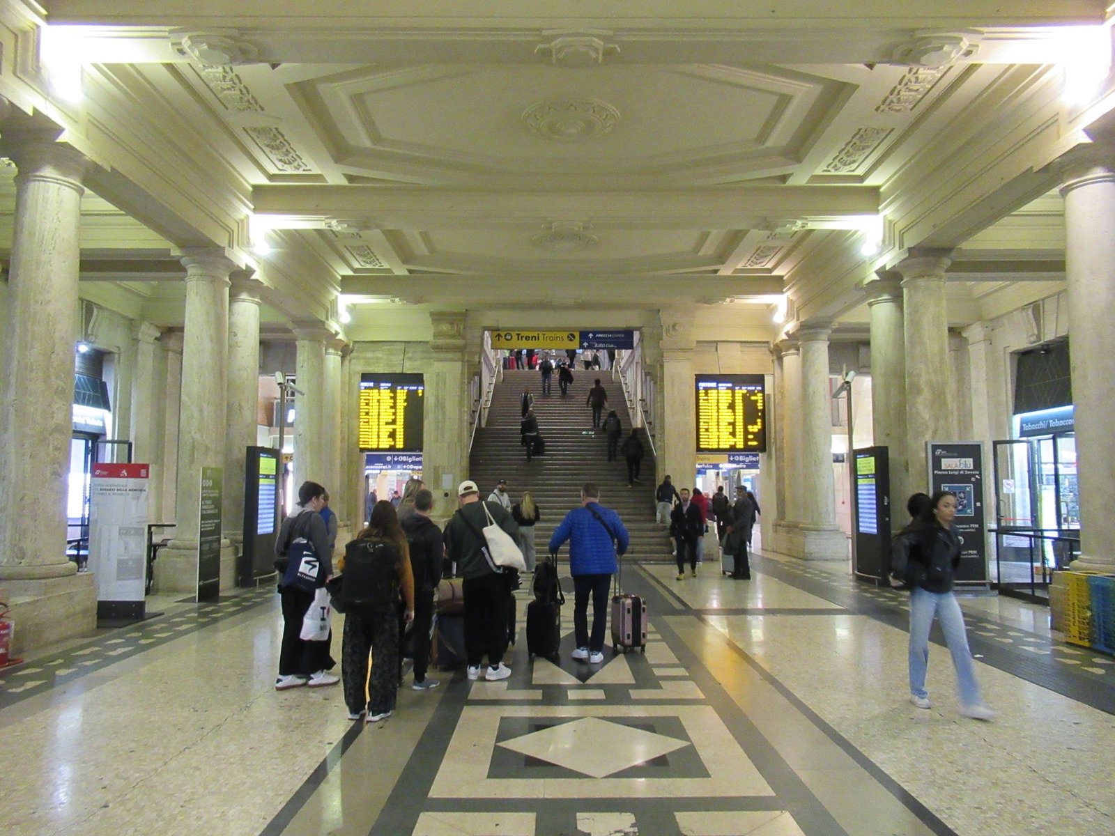 Personnes à l'entrée latérale de la gare centrale de Milan Lombardie en Italie photo gratuite