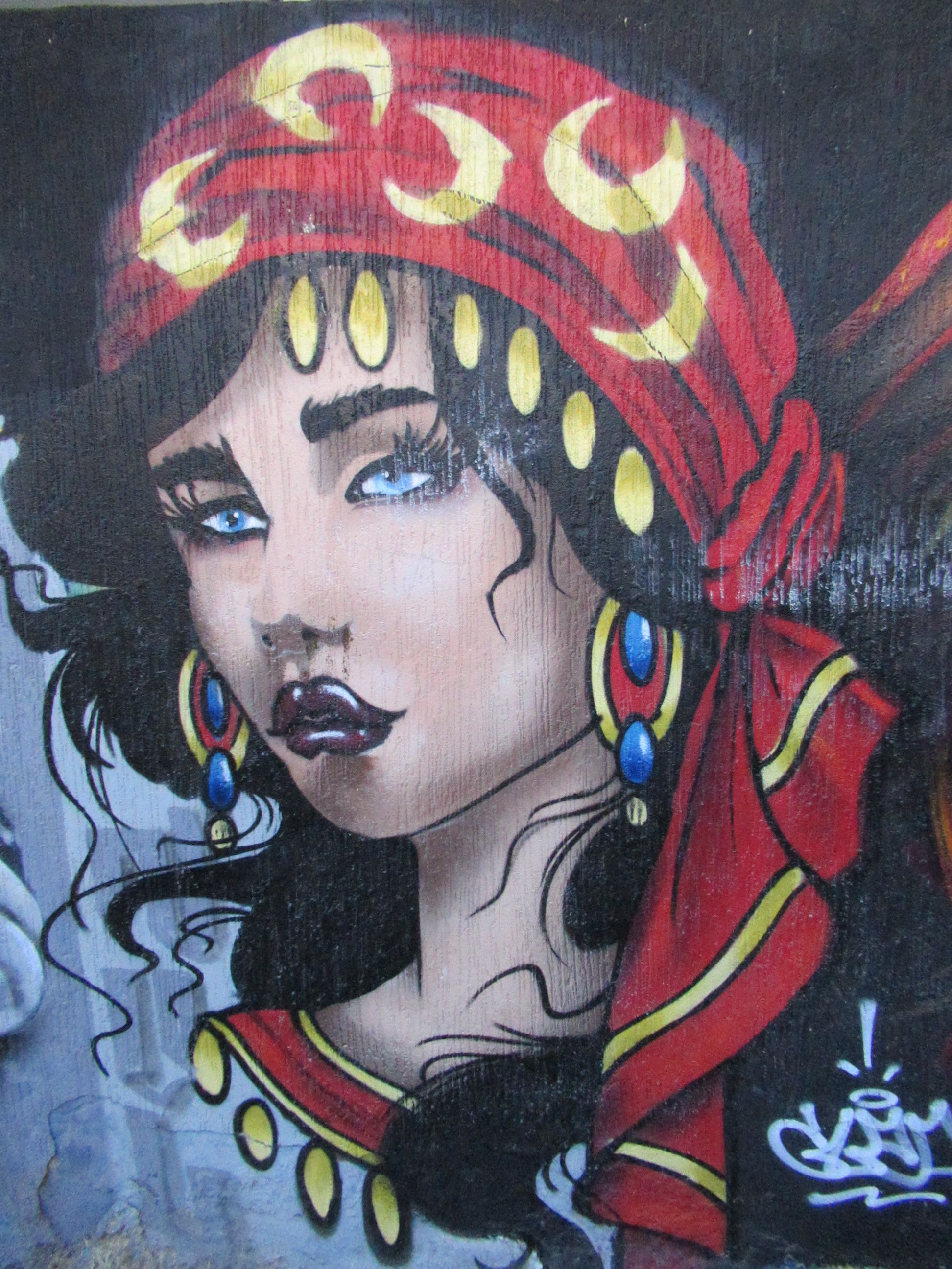 graffiti sur un mur d'une femme parée de bijoux