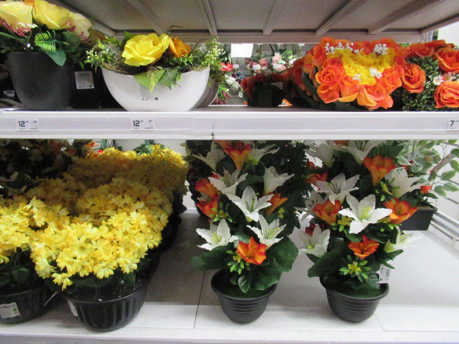 Gros plan sur un rayon de fleurs artificielles dans un magasin