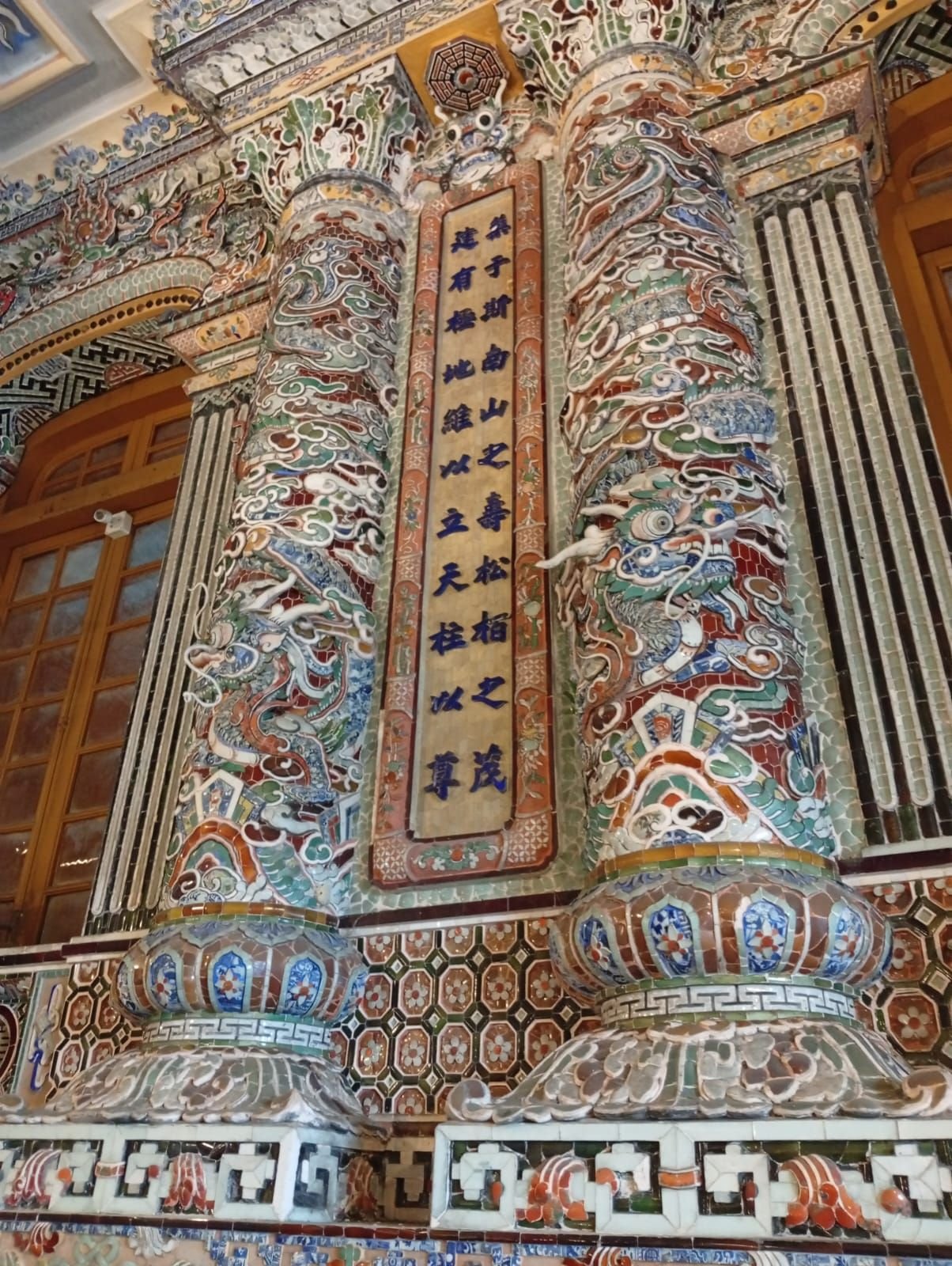 Mur décoré, tombeau de Khải Định à Hué, au Vietnam, photo gratuite
