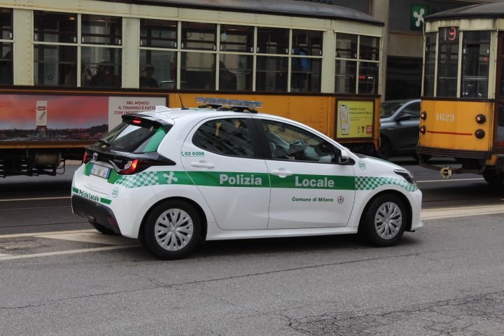 Voiture de Police locale en circulation dans la ville de Milan Lombardie en Italie photo gratuite