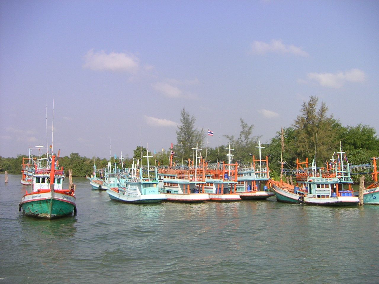 Bateau de pêche traditionnel coloré en Thaïlande - Colorido barco de pesca tradicional en Tailandia