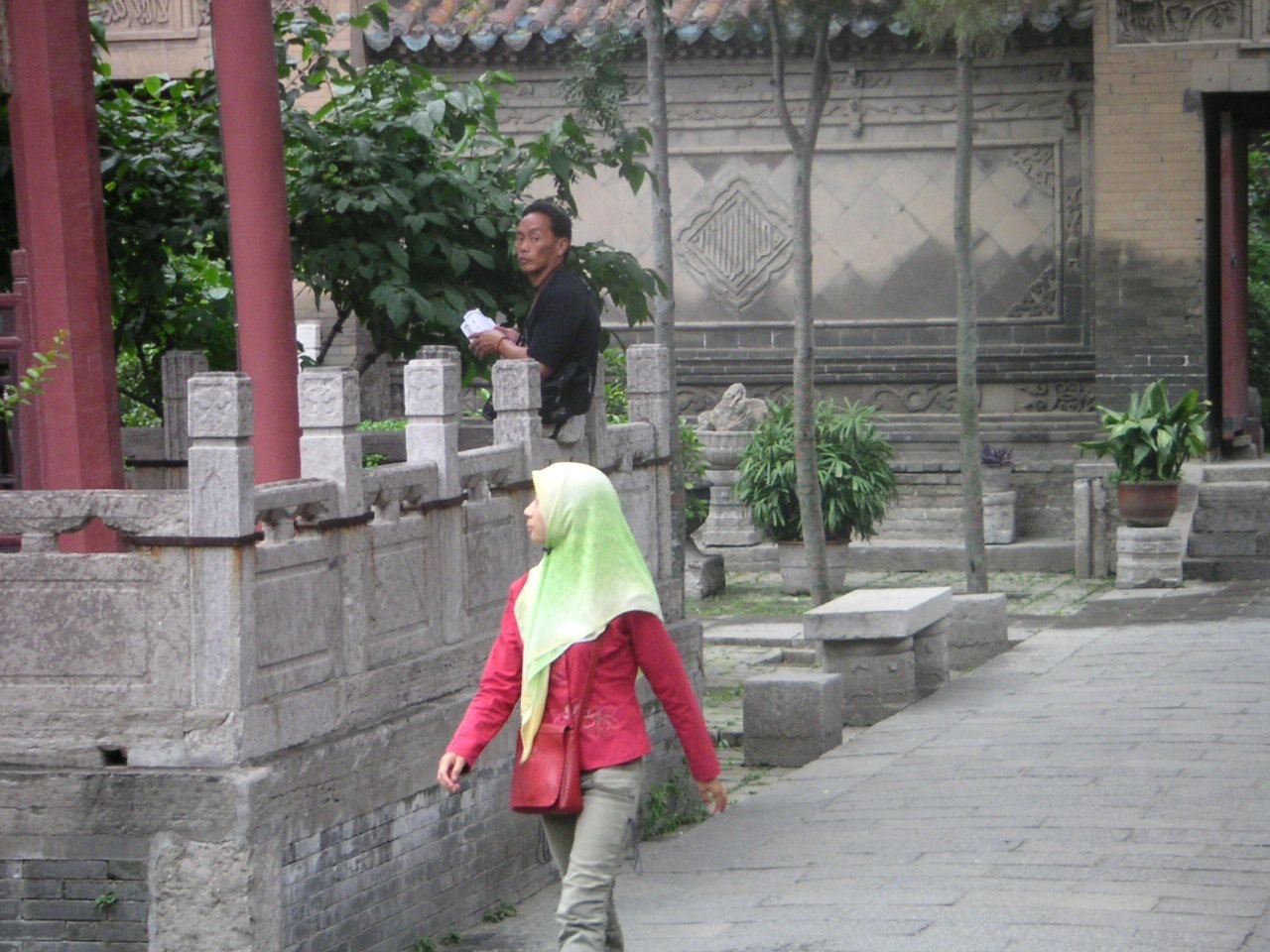 Personnes dans le jardin de la mosquée Xi'an, temple, Chine, Asie photo gratuite