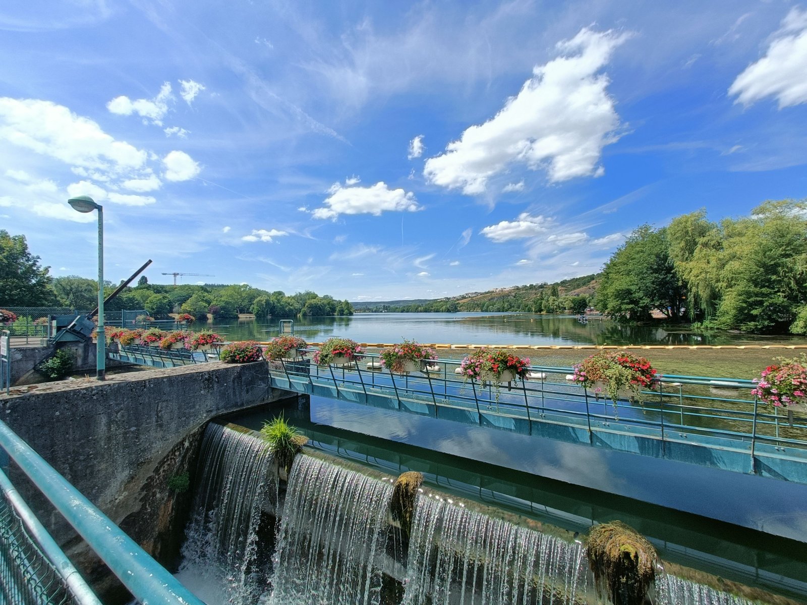 Le lac Kir, un lac artificiel situé à l'ouest de Dijon, en France, photo gratuite