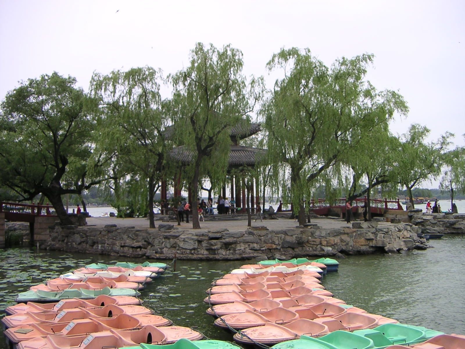 Bateaux à pédales disposés dans le lac Kunming de pékin en Chine, Asie photo gratuite