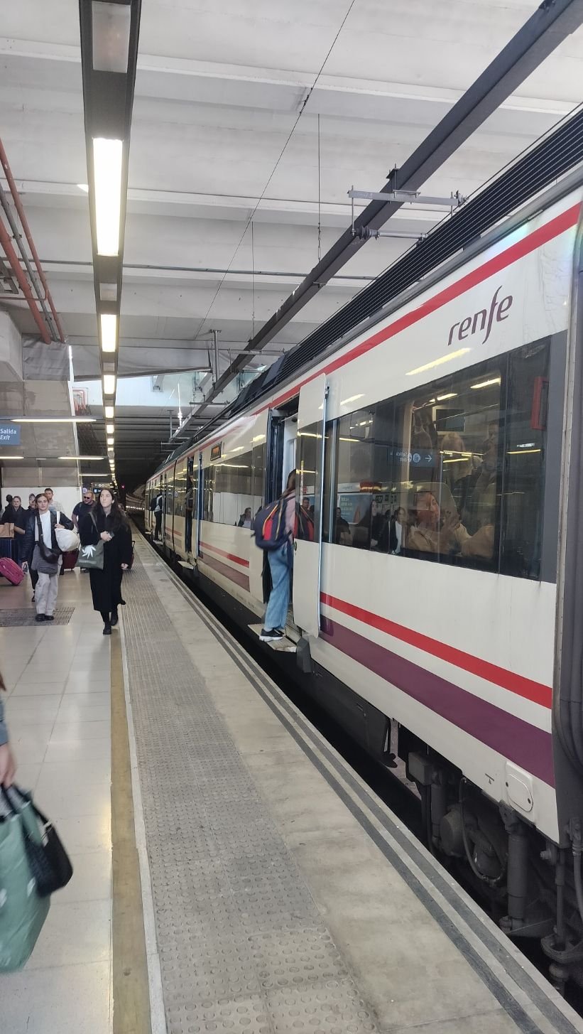 Un train sur le quai d'une gare en Espagne, photo gratuite