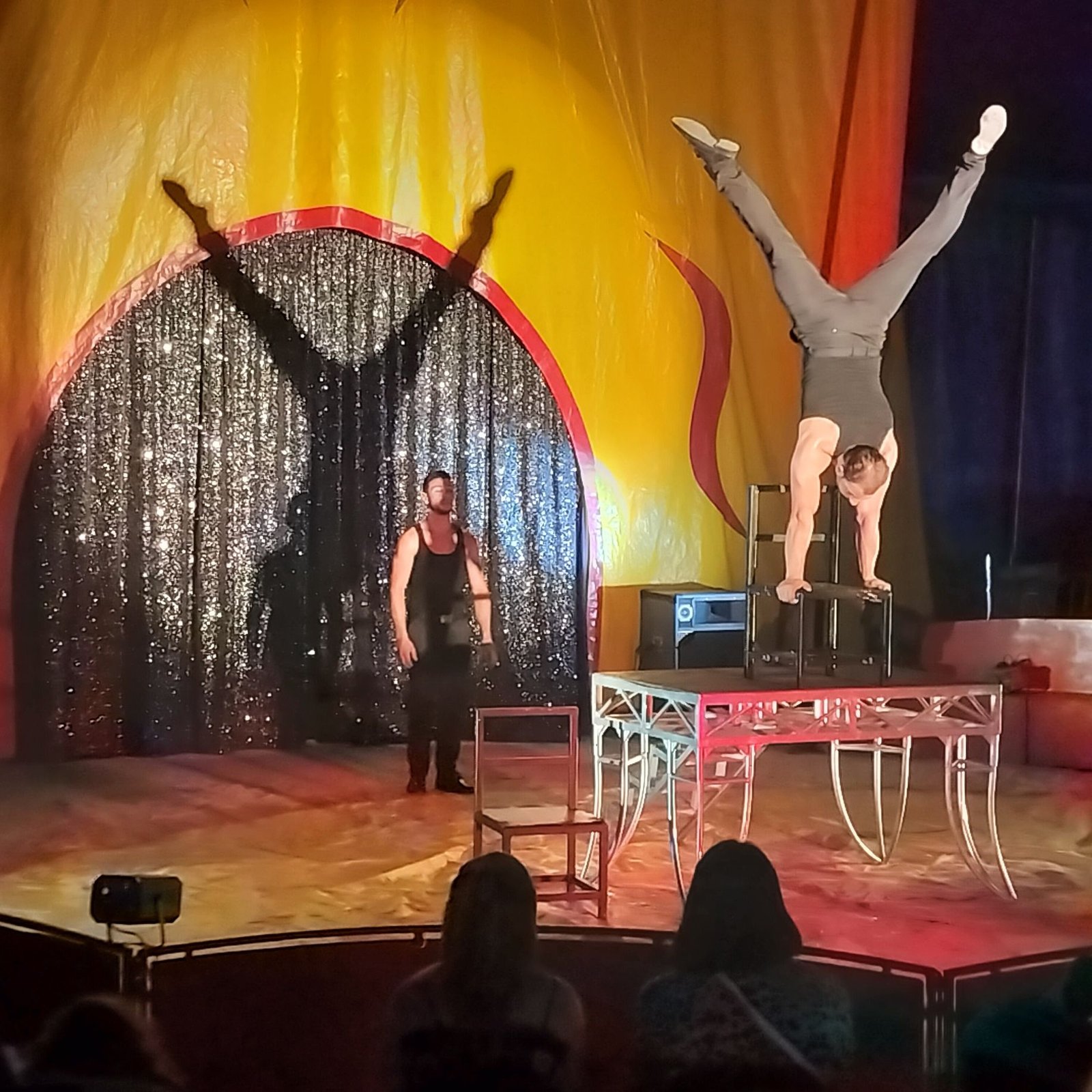 équilibriste au cirque photo gratuite