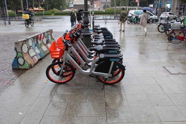 Des vélos du service Ridemovi, une entreprise européenne de micromobilité partagé, photo gratuite