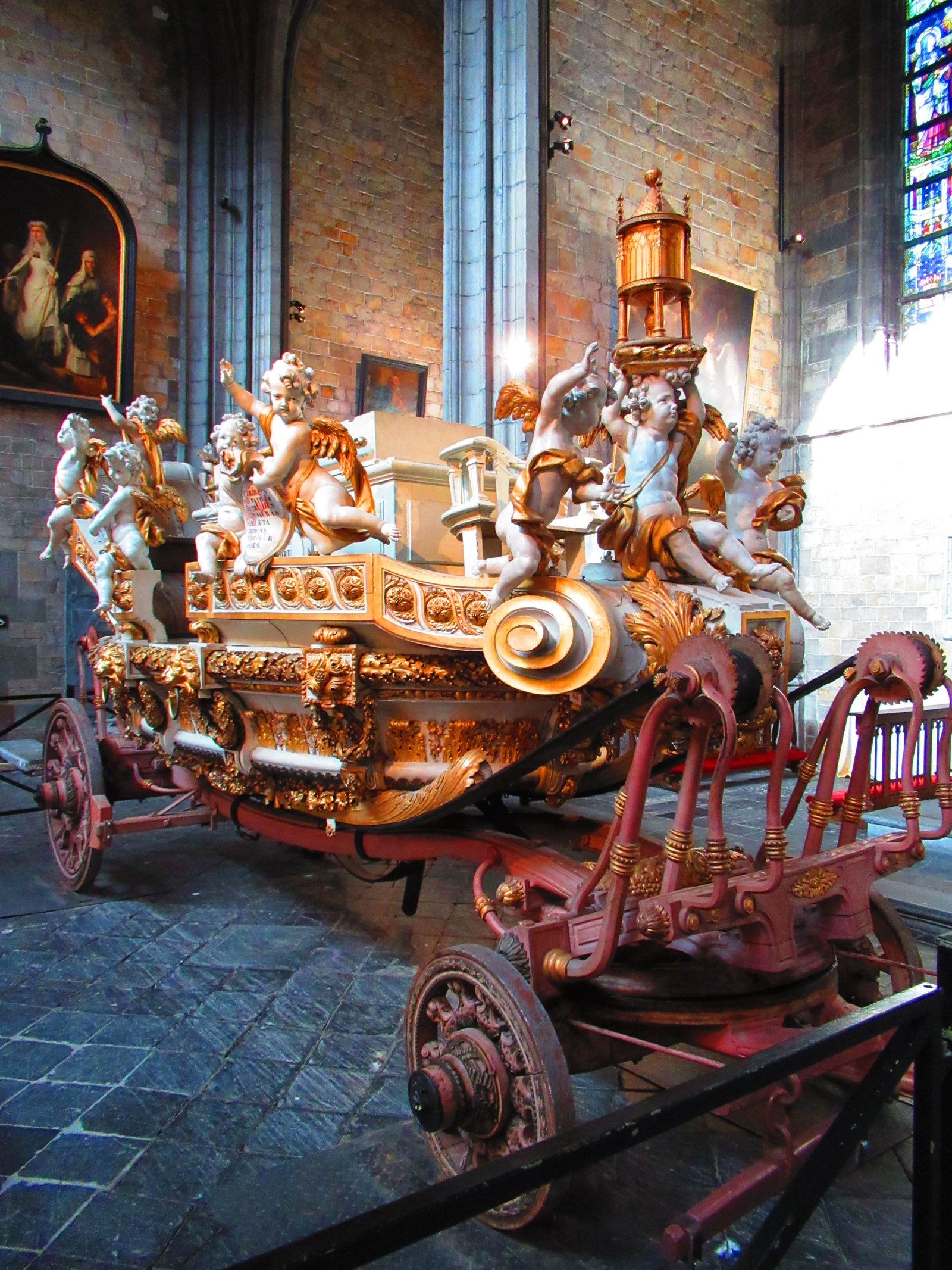 Collégiale de Sainte Waudru à Mons Wallonie, Chariot de procession recouvert d'or