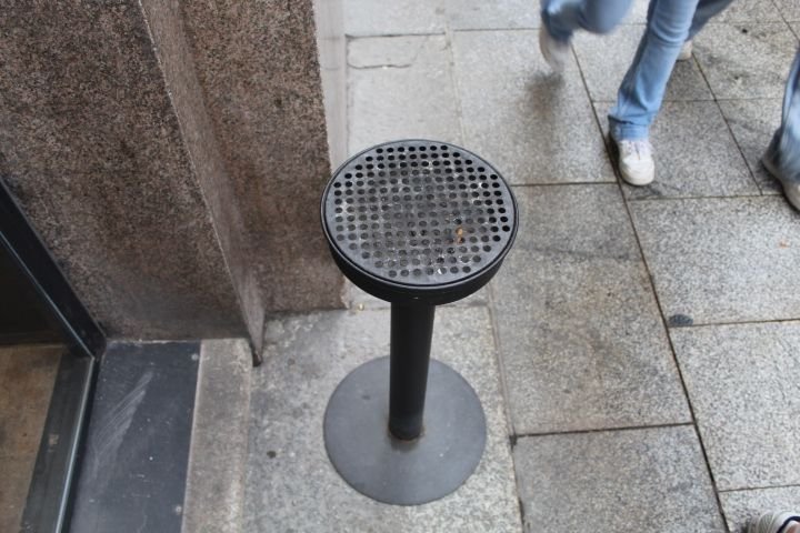Un cendrier sur pied, souvent utilisé dans les espaces publics ou à l'extérieur des bâtiments pour la collecte des mégots de cigarettes, photo gratuite