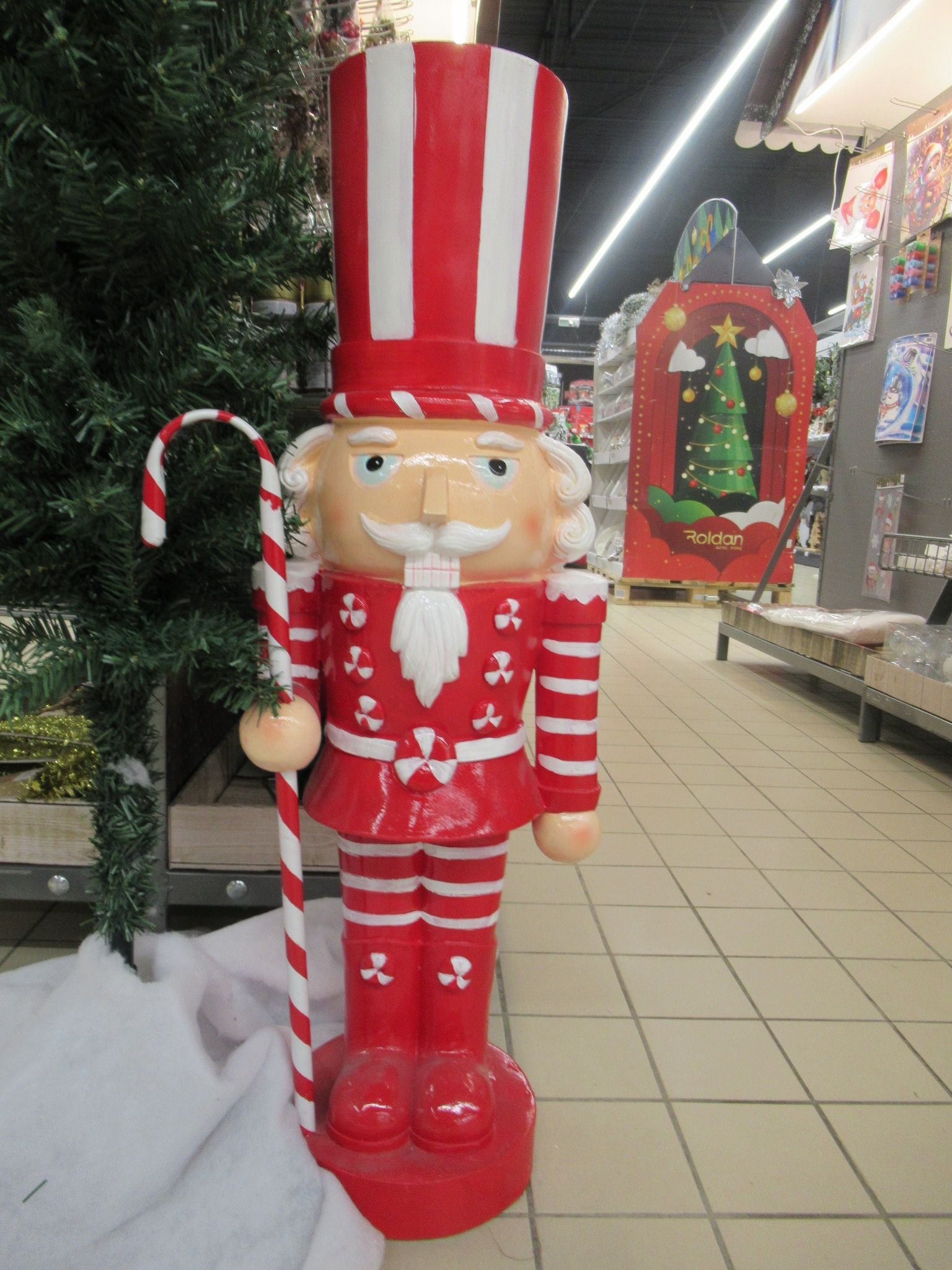 Une grande figurine de casse-noisette, décoration de noël, photo gratuite