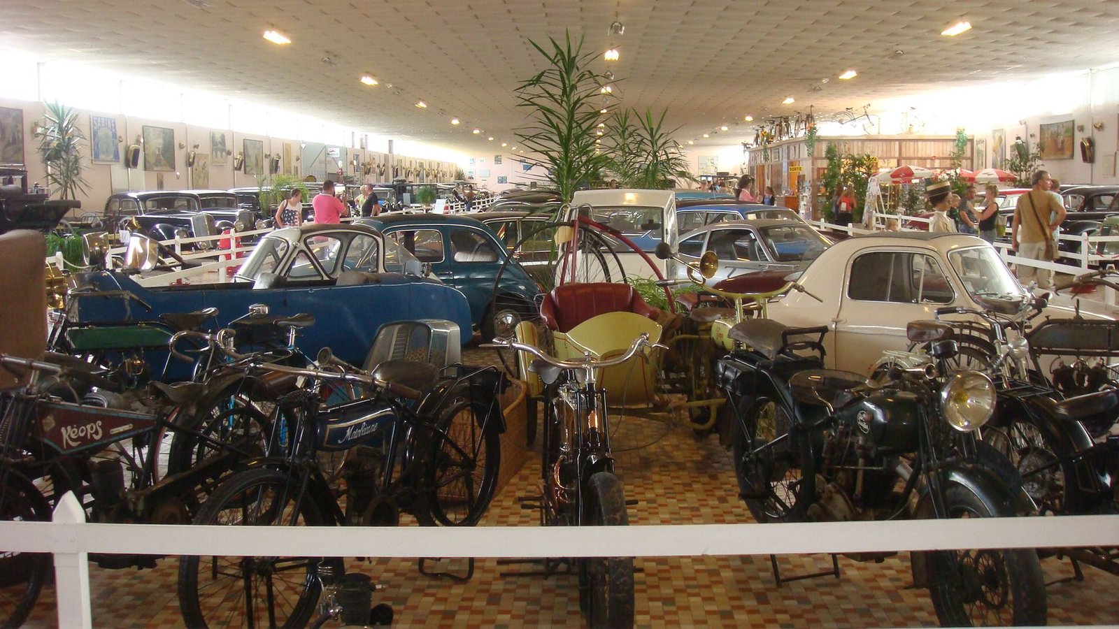 Musée automobile et véhicules anciens photo gratuite