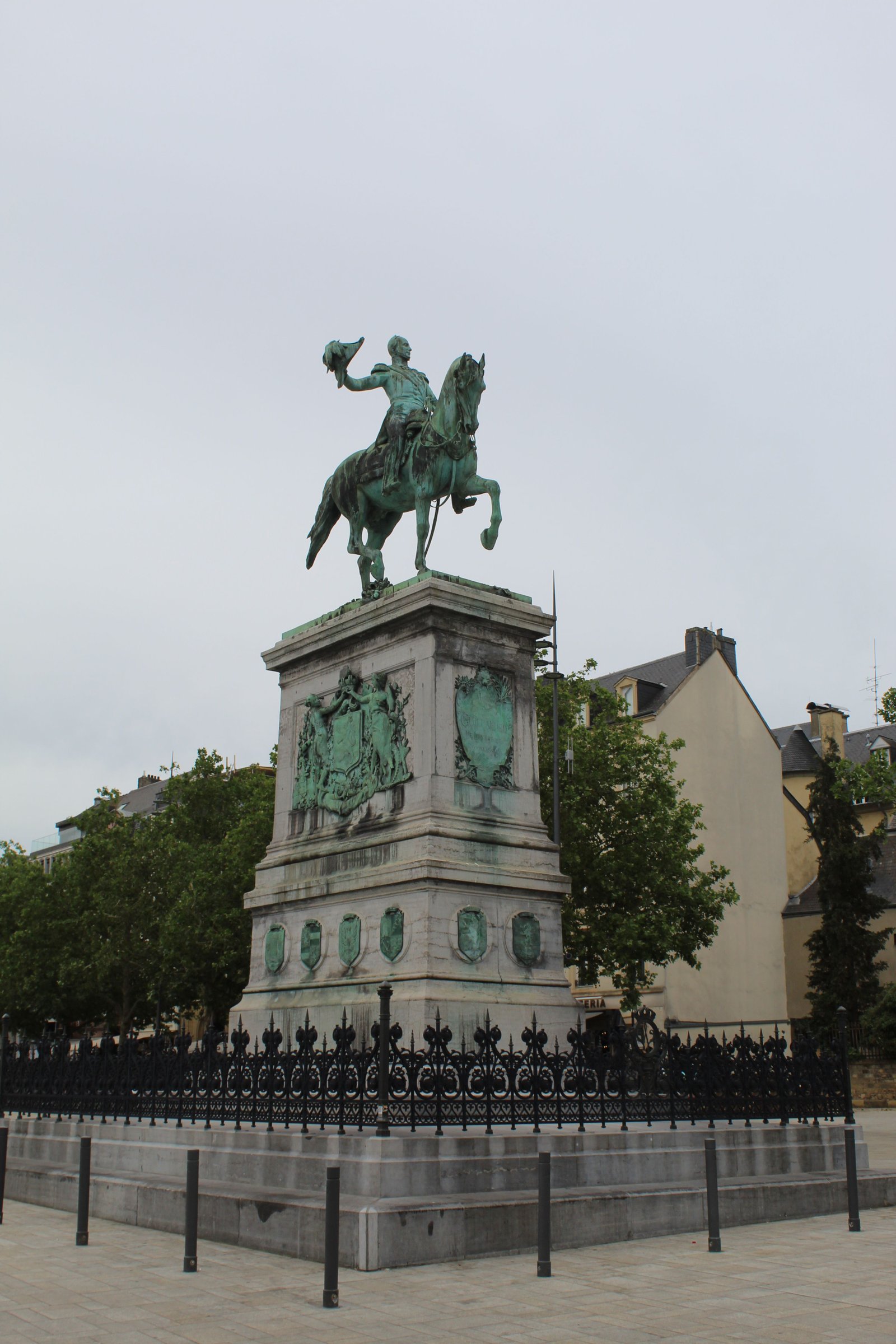 Statue du roi grand-duc Guillaume II, située au centre de la Place Guillaume II à Luxembourg, photo gratuite