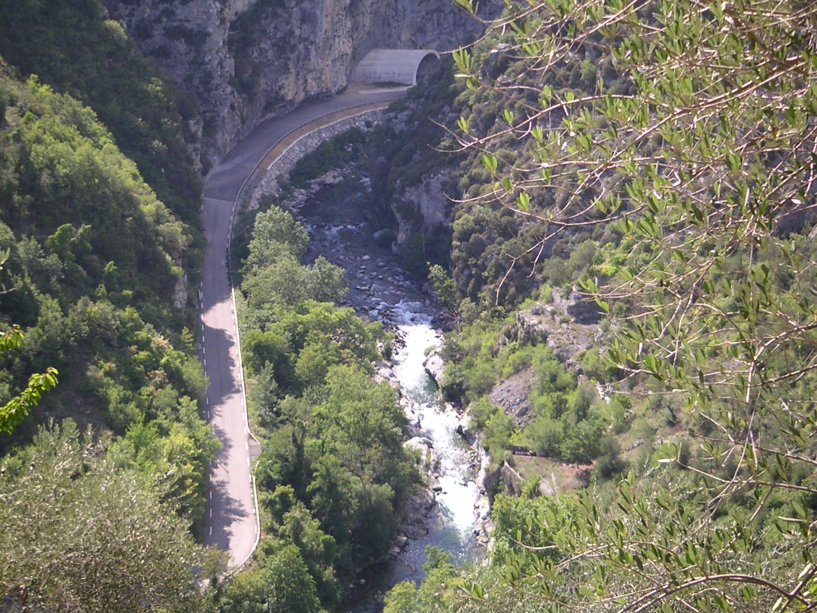 Route de montagne et rivière