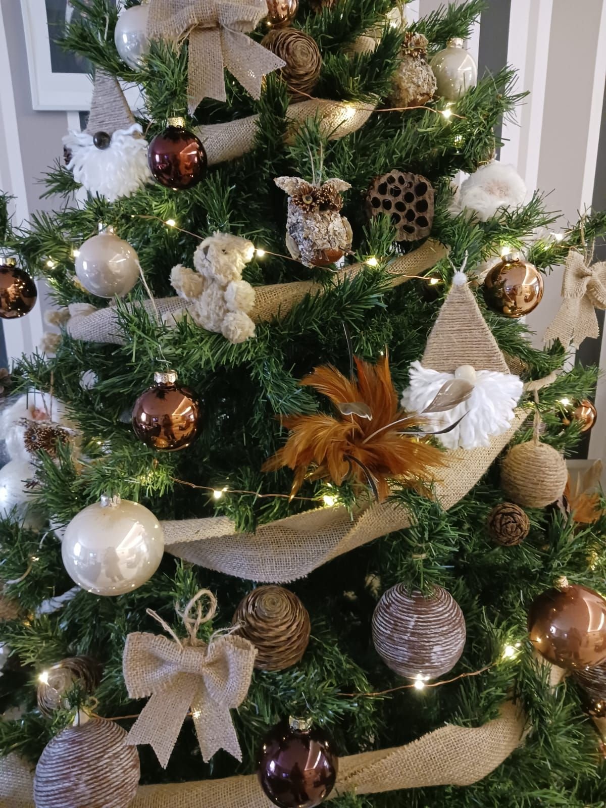 Un sapin de Noël artificiel décoré dans un style rustique, photo gratuite