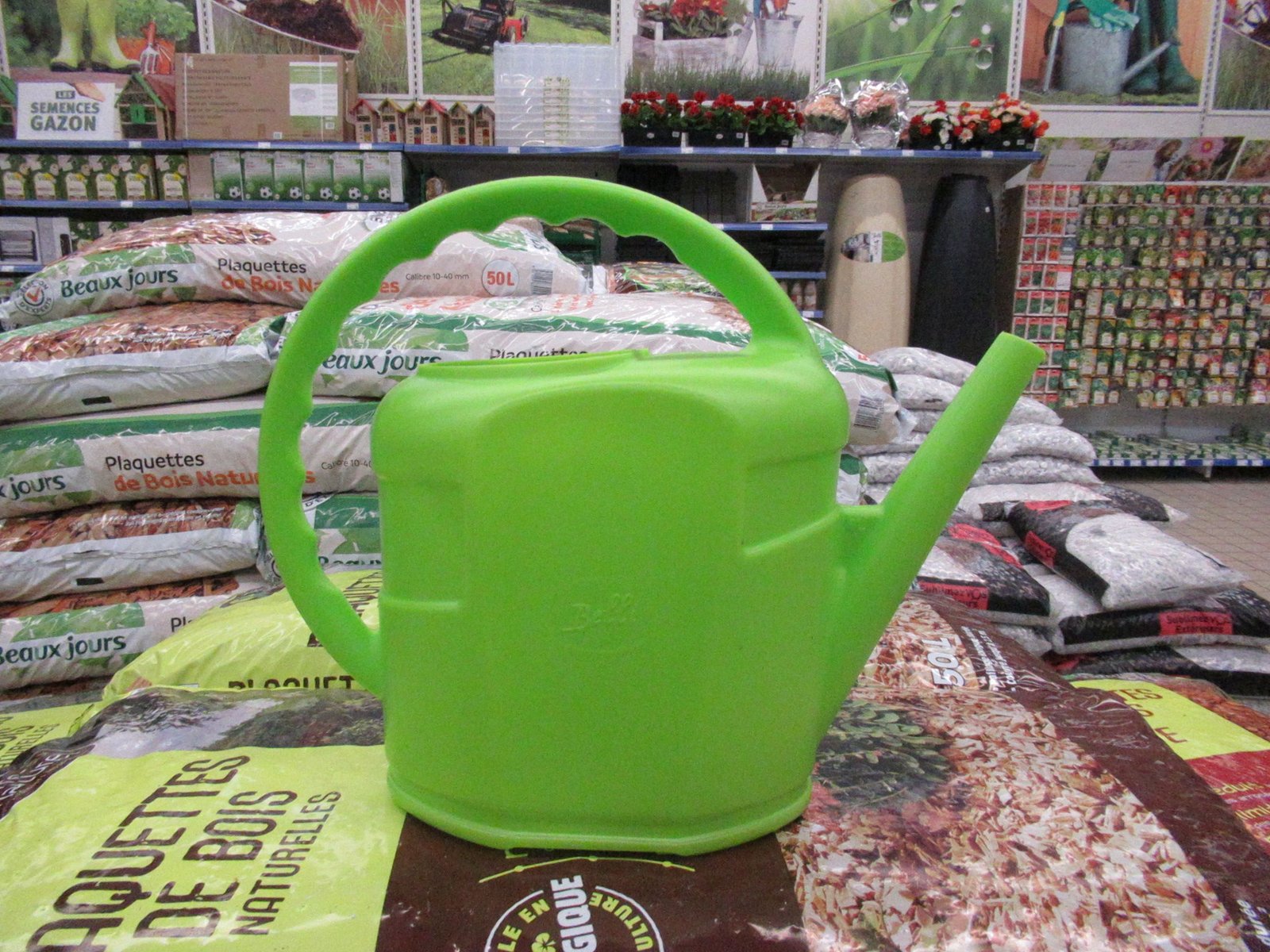 Arrosoir plastique de couleur verte