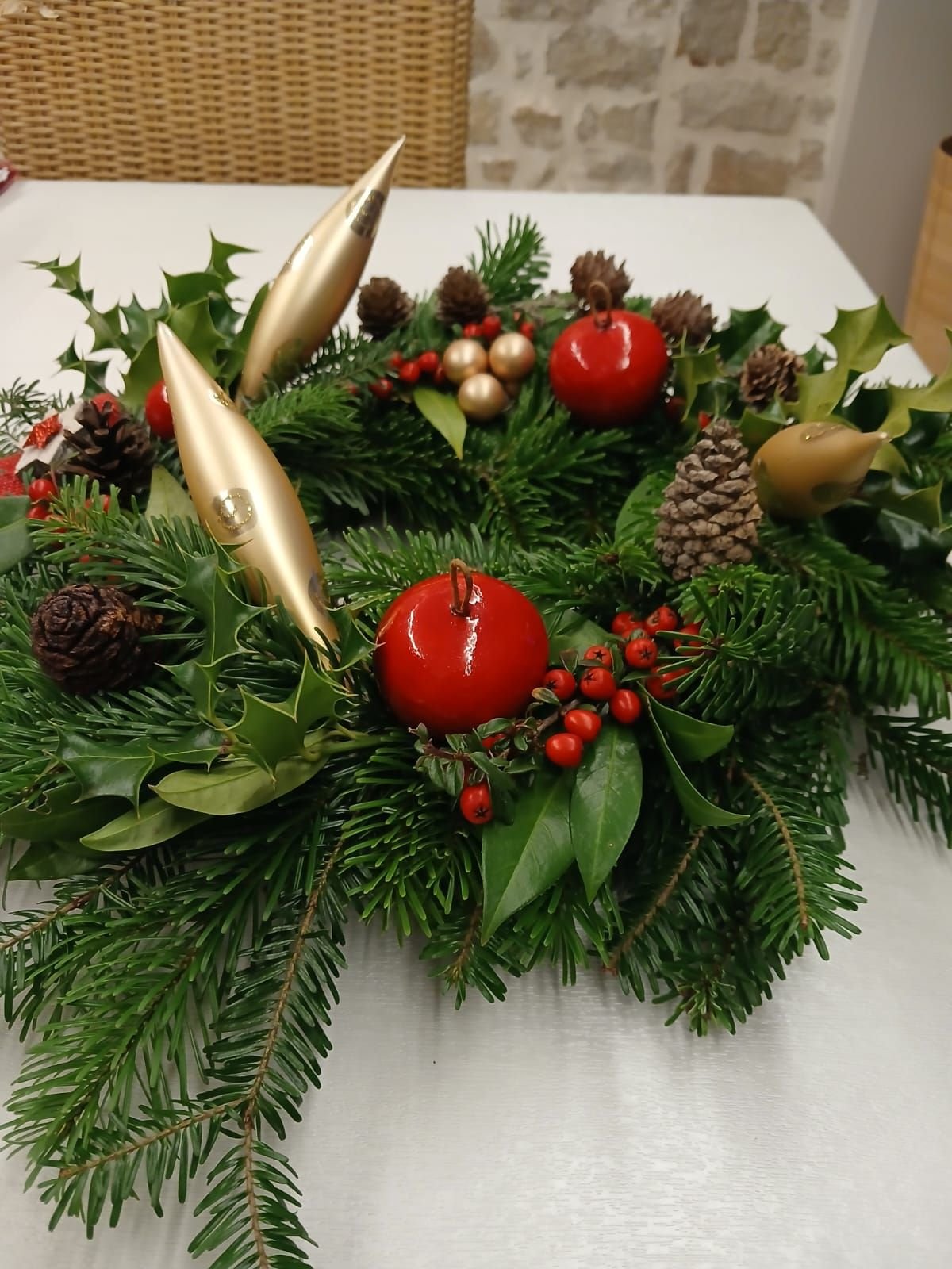 Un centre de table de Noël festif, une composition florale, photo gratuite