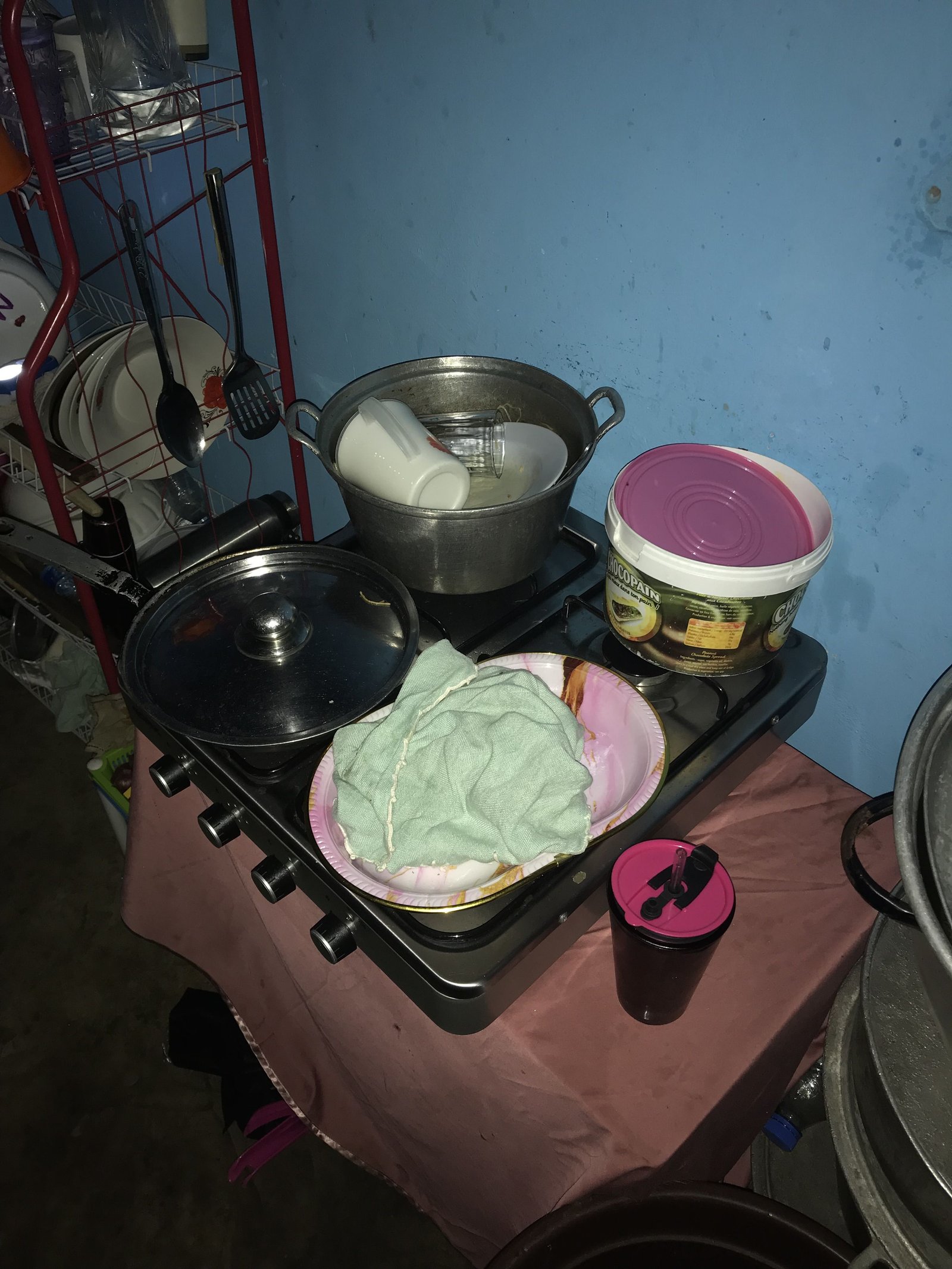 Des ustensiles de cuisine posé sur une cuisinière à gaz photo gratuite