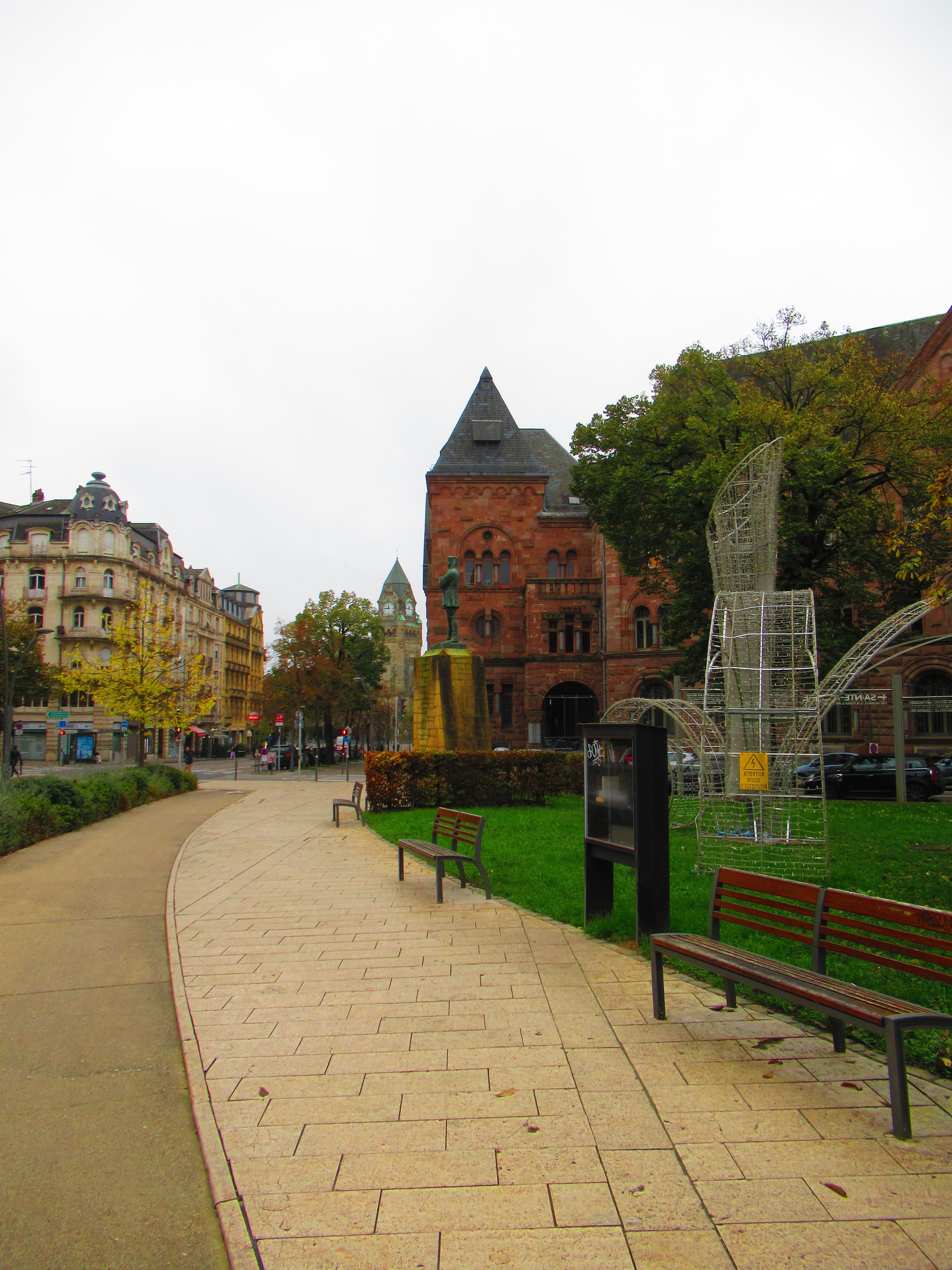 Allée piétonne avec bancs et espace vert à Metz en Moselle France photo gratuite