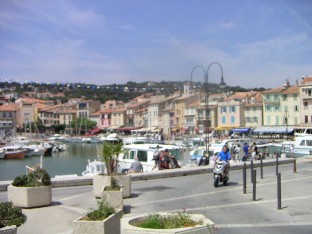 Le port de cassis avec des maisons colorées bordant le front de mer et une capacité d'accueil pour de nombreux bateaux, photo gratuite