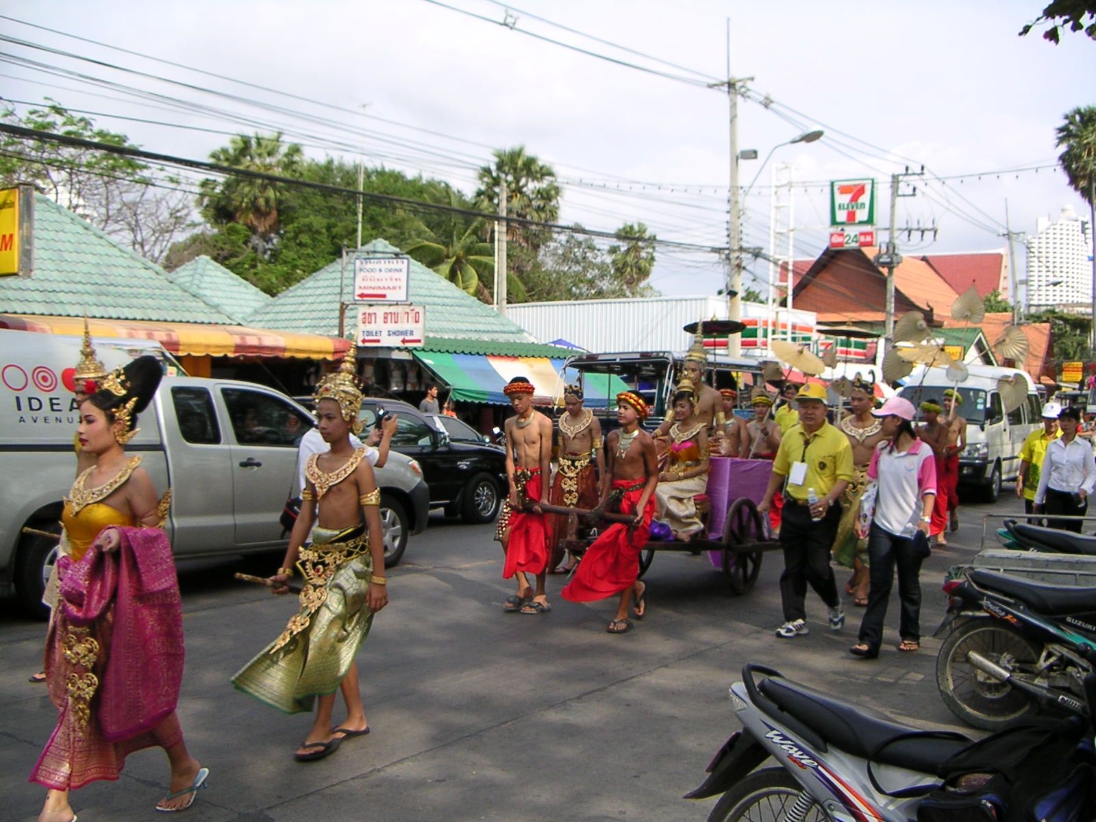 Défilé en costume traditionnel thaïlandais