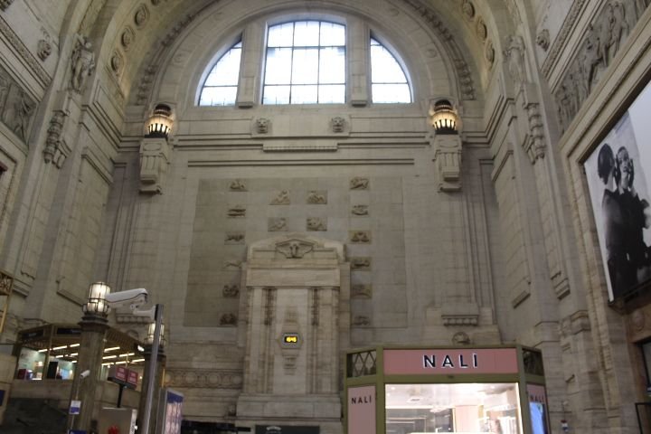Sculpture sur le mur intérieur de la gare centrale de Milan Lombardie en Italie photo gratuite